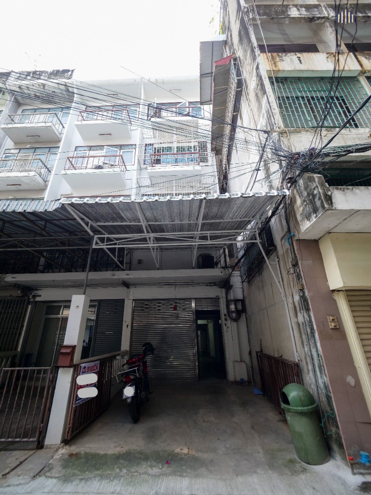 For SaleShophouseYaowarat, Banglamphu : Rare Opportunity! Spacious Usable Area with Parking! Commercial Building for Sale on Ban Mo Road Near Phahurat, The Old Siam, and MRT Sam Yot. Perfect for Business, Cafés, or Hostels. Incredible Value!