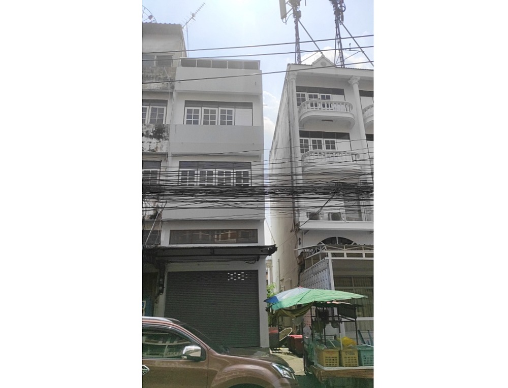 For SaleShop HouseOnnut, Udomsuk : For inquiries, call: 065-661-6541. Owner sells commercial building, 3.5 floors, 16 square wah, Soi Sukhumvit 101 (Punnawithi), Bang Chak Subdistrict, Phra Khanong District, BTS Punnawithi, in front of the alley entrance.