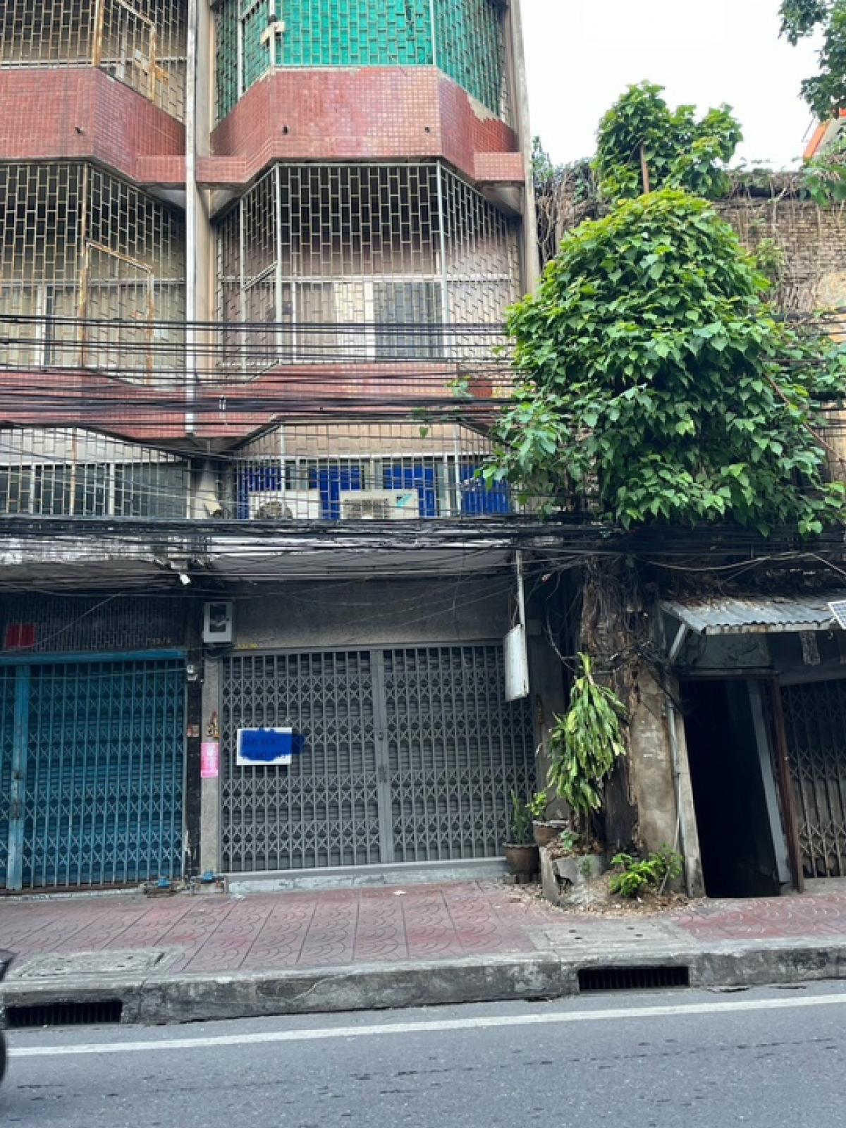 For RentShophouseYaowarat, Banglamphu : 📢👇Commercial Building for Rent on the main street 
6-story commercial building (including rooftop) with 2 bathrooms and an elevator.