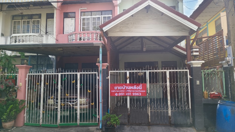 For SaleTownhouseVipawadee, Don Mueang, Lak Si : Townhouse for sale in Soi Songprapa 5, near the market and school, suitable for business, with multiple entrances and exits