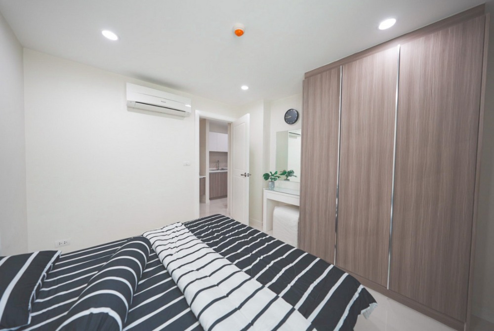 For RentCondoPattanakan, Srinakarin : Condo for rent Elements Srinakarin, opposite Seacon Square, 58 square meters, 2 bedrooms, 2 bathrooms, 1st floor, Building 4, next to the swimming pool, fully furnished