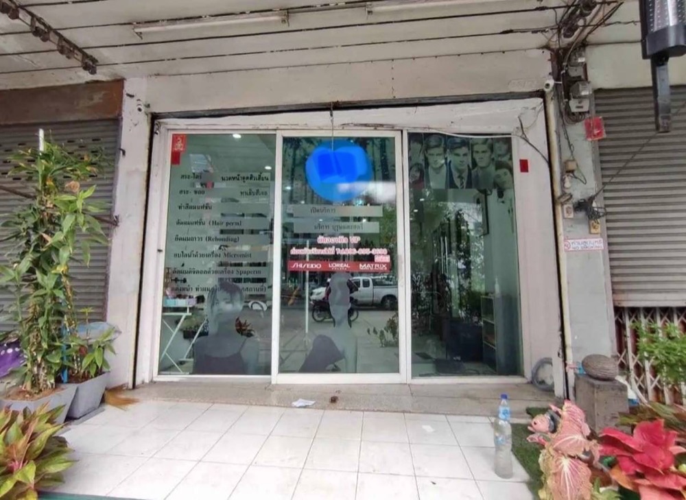 For RentShophousePattanakan, Srinakarin : For rent: 3.5-storey shophouse, 4 bedrooms, on Soi On Nut 70/1, M.4, suitable for business, beauty salon/nail salon, clinic, office (can register a company)