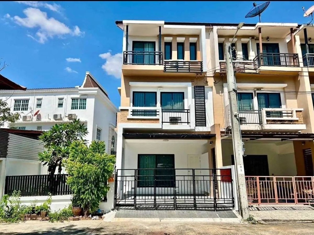 For RentTownhousePattanakan, Srinakarin : For rent: 3-storey townhouse (corner house), Rama 9, 3 bedrooms, fully furnished, near Samitivej Hospital, The Nine, Sri Kreetha BTS station, Airport Link Hua Mak *No company registration*