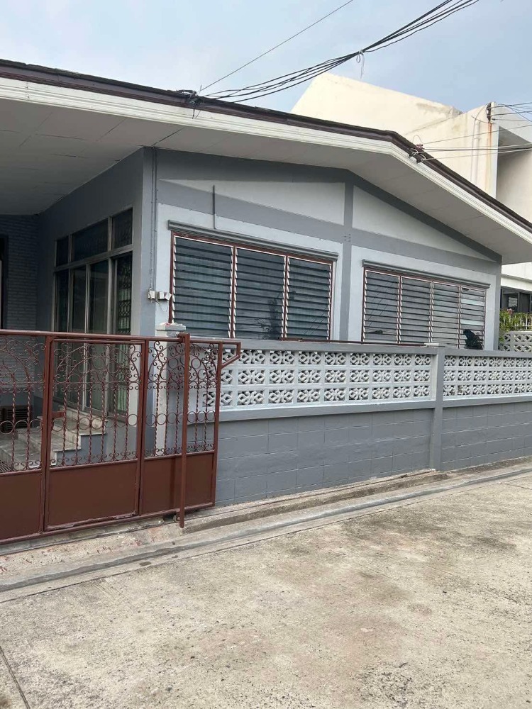 For RentHouseLadprao101, Happy Land, The Mall Bang Kapi : Single-storey house for rent, Lat Phrao 101 Road, good location near BTS, 3 air conditioners, no furniture, 4 bedrooms, 2 bathrooms, rental price 15,000 baht