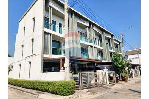 ขายทาวน์เฮ้าส์/ทาวน์โฮมปิ่นเกล้า จรัญสนิทวงศ์ : Affordable townhouse near mall and expressway for convenient living.