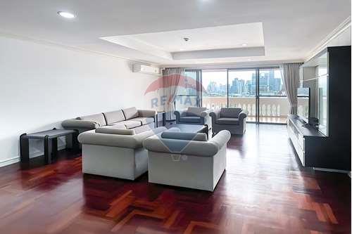 ให้เช่าคอนโดนานา : Pet friendly 3BR Condo in Heart of Bangkok\