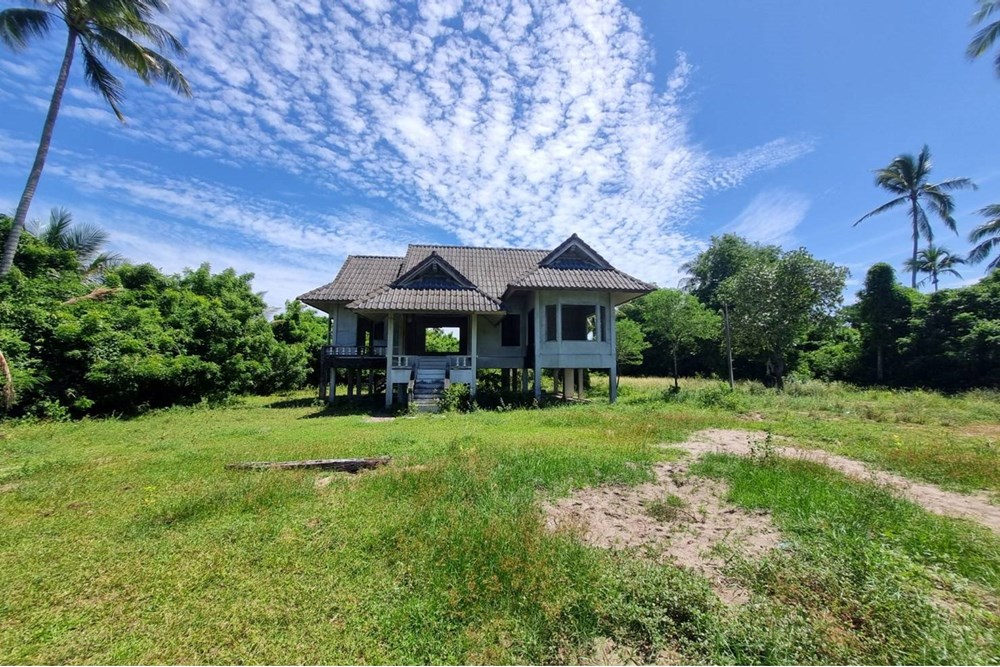 For SaleLandNakhon Si Thammarat : Big House For Renovation On Large Land  Near Beach At Tha Sa La