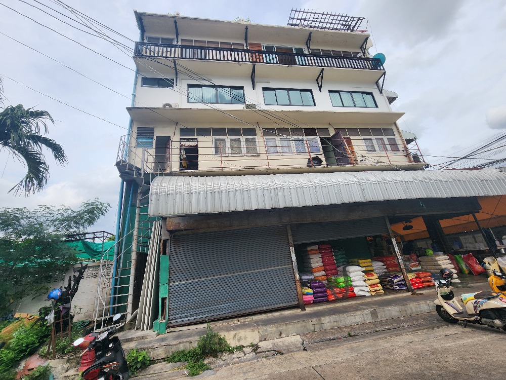 For SaleShophouseOnnut, Udomsuk : #Good location, plenty of parking #Can be used as both a shop and a hotel. Urgent sale, commercial building at the beginning of Soi On Nut, 2 units, corner building, 4.5 floors, crowded, plenty of parking, near the BTS, suitable for business or a small ho