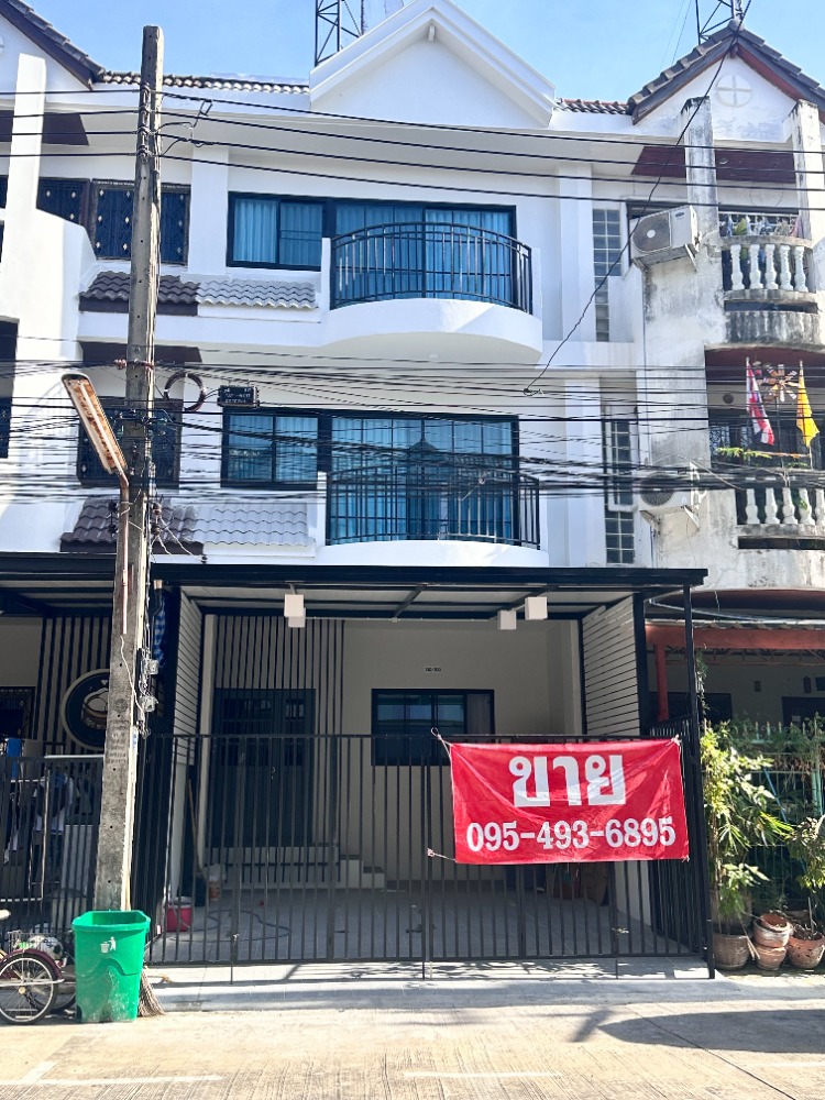 For SaleTownhouseYothinpattana,CDC : 3-storey townhouse, renovated throughout, lots of usable space, convenient transportation