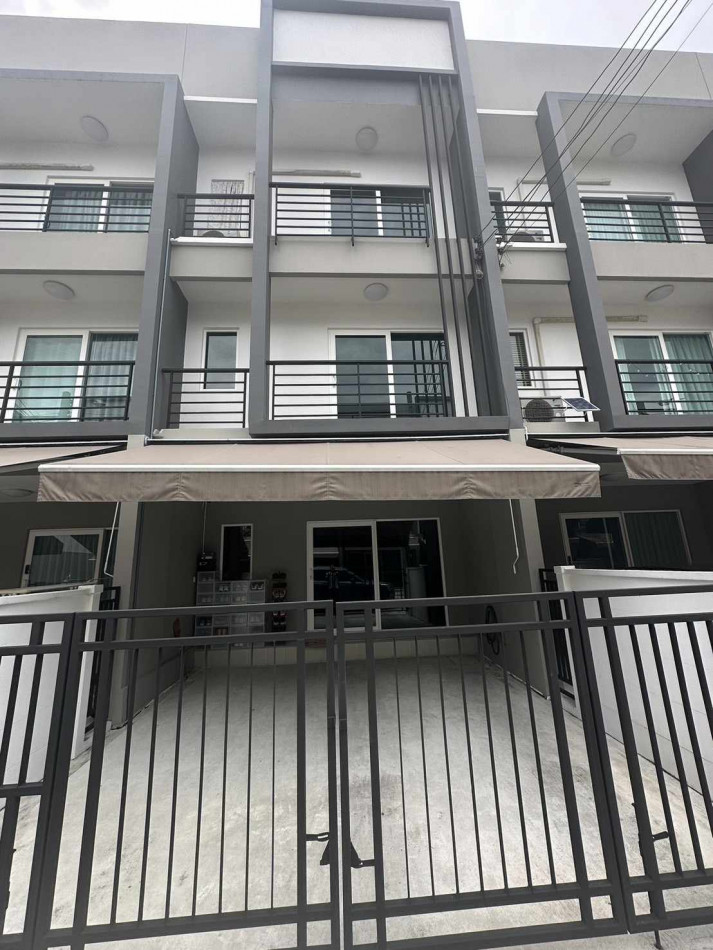 For RentTownhouseLadkrabang, Suwannaphum Airport : For rent: 3-storey condo, Baan Klang Muang, Suan Luang Rama 9, fully furnished and equipped with electrical appliances