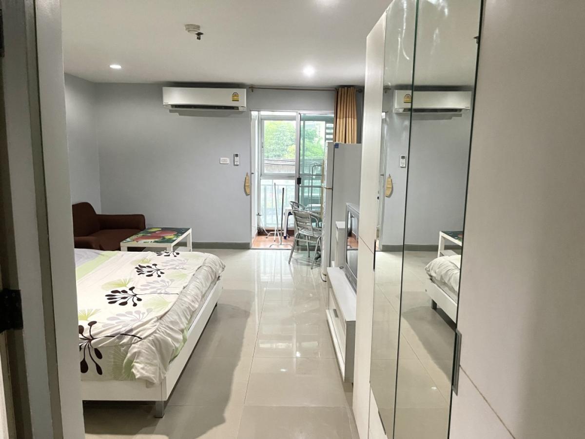 For RentCondoBangna, Bearing, Lasalle : Rent Regent Home7/1 Soi Sanpawut, Bangna Intersection, near BTS 6,490 baht/month With furniture and electrical appliances, 4th floor, Building B. 1 year contract, Room 2+1 DE Can go in