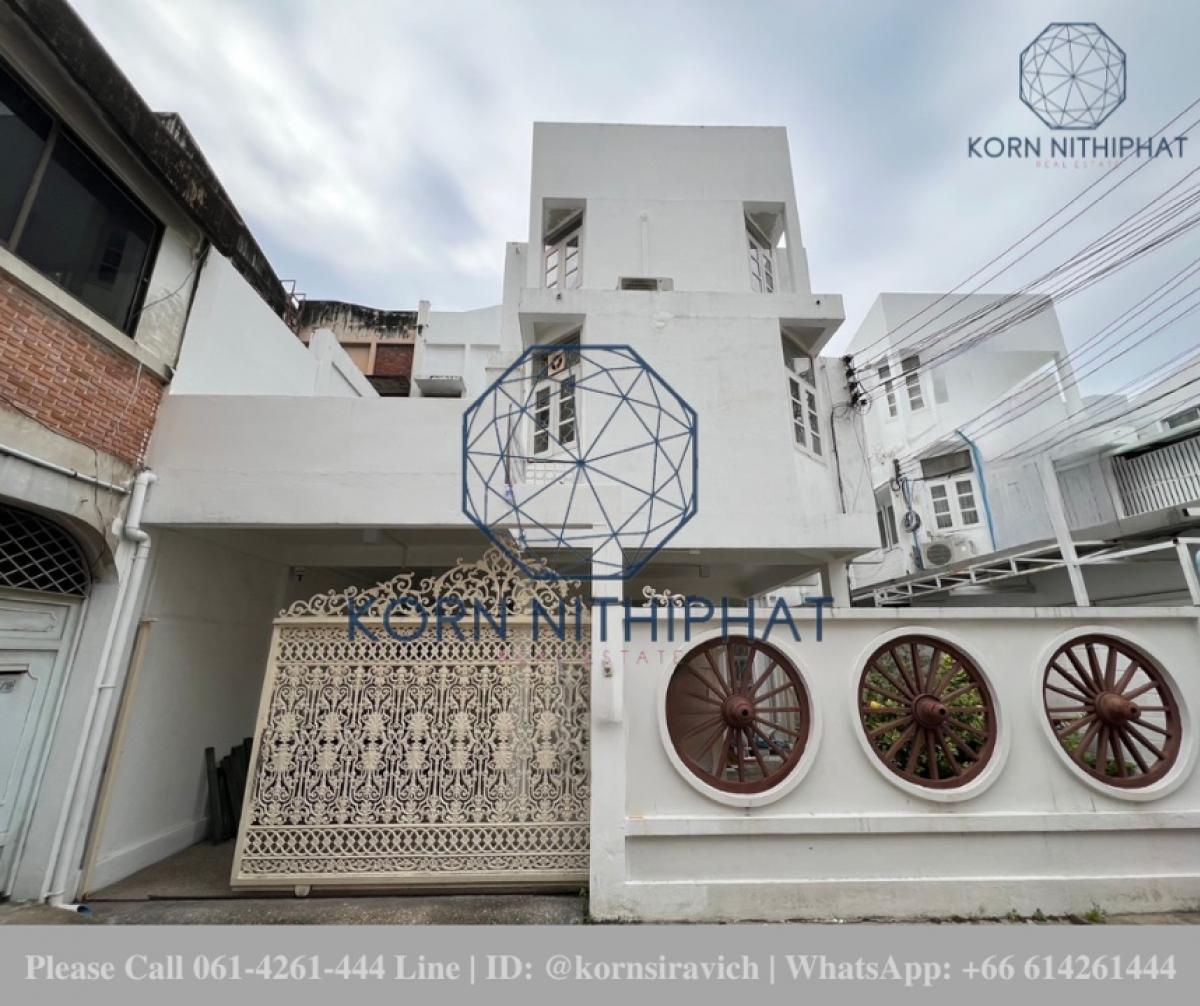 For RentRetailSukhumvit, Asoke, Thonglor : For rent: Townhouse for business, Soi Thonglor, Sukhumvit 55, Bangkok. Near BTS. Can be decorated and renovated.