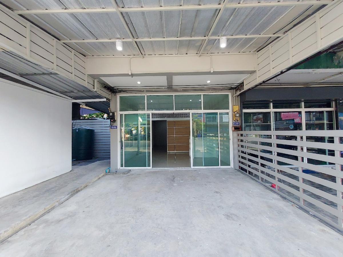 For RentShophousePhuket : For rent, commercial space in a building, only the 1st floor, with a covered parking garage in front of the building, can park 1 car, has a built-in bedroom partition (65 sq m), Kuku, location on the main road, prime location: next to the 3-way traffic li