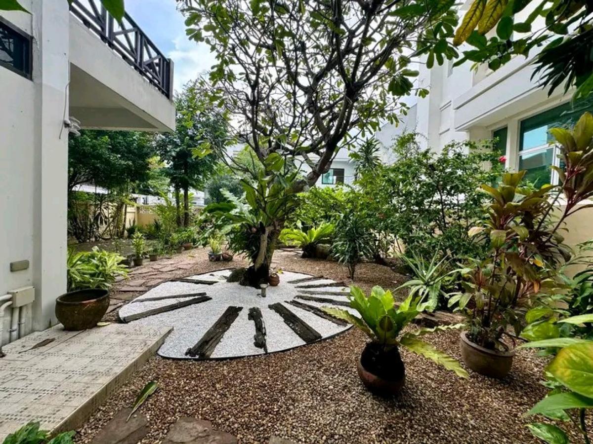 For RentHouseSathorn, Narathiwat : 🔥👑Single house in Sathorn area 📍/ Yen Akat 📍/ Suan Phlu📍👑🏆400 sq m.👑🏆* Newly renovated 3-storey detached house, fully furnished, ready to move in🏆 
 * Spacious 4 bedrooms, 3 bathrooms🏆Line: miragecondo