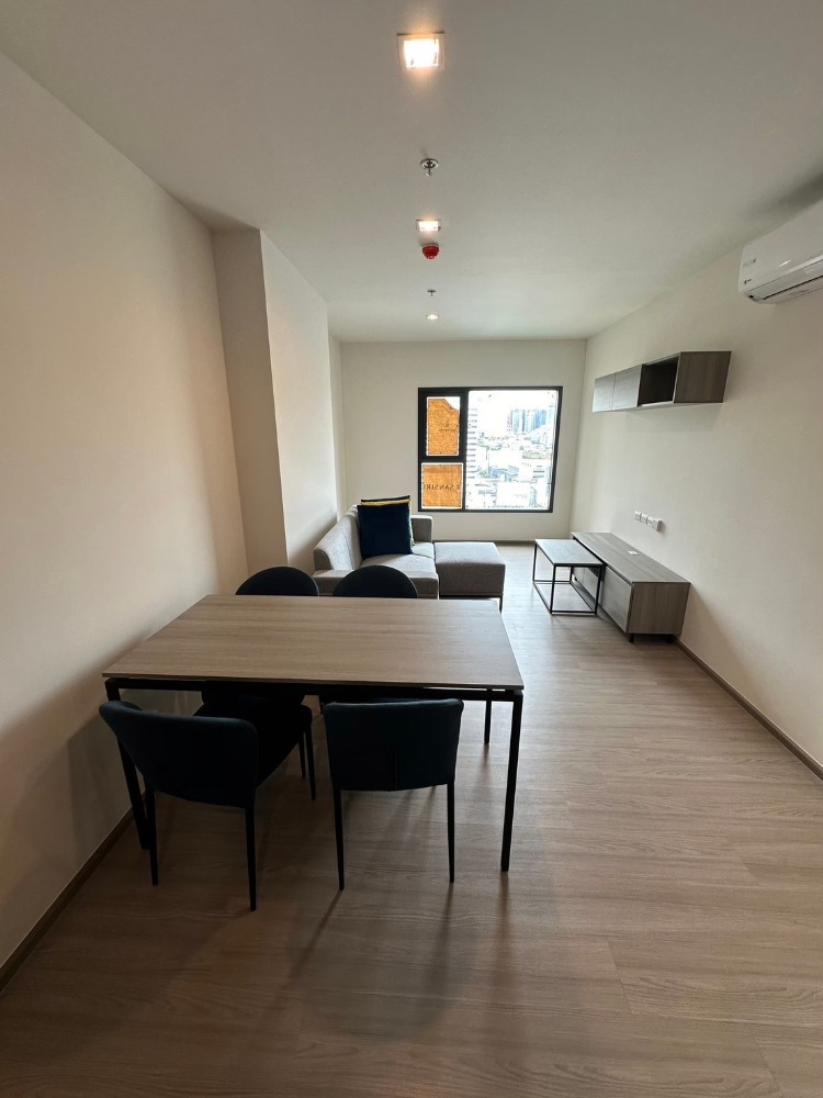 For SaleCondoRama9, Petchburi, RCA : The last room in the project is selling a 2-bedroom room, square meters less than 100,000 baht, the cheapest price, you can't find it anywhere else. If you're slow, you'll miss out on the room.