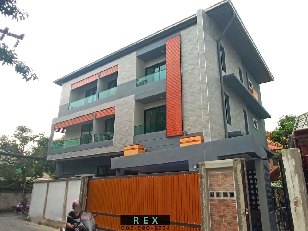 For RentHome OfficeRatchadapisek, Huaikwang, Suttisan : Home office for rent, Ratchada, Sutthisan, Rama 9, Huai Khwang, 3 floors, size 320 sq m., near MRT Sutthisan