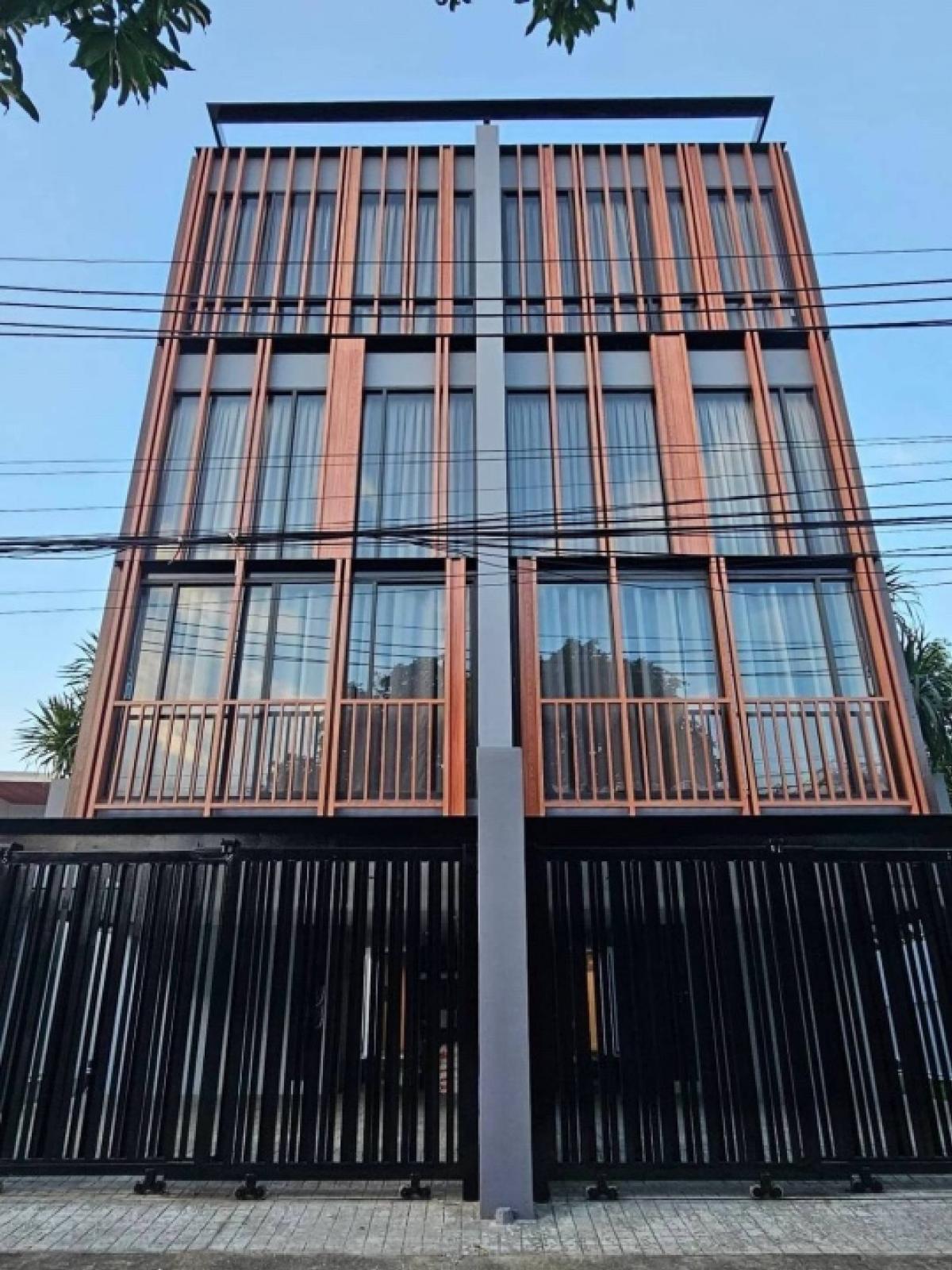 For SaleHome OfficePattanakan, Srinakarin : For sale: Twin house, Pool Villa, 3.5 floors high, area 43 sq m, usable area 255 sq m, including roof floor, Rama 9 location, Suan Luang Subdistrict, Bangkok.