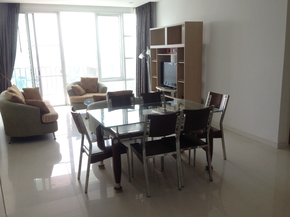 For RentCondoSukhumvit, Asoke, Thonglor : For rent Fullerton Sukhumvit 2 bedrooms, fully furnished, pets allowed 🐾 Located on the main road, high floor, beautiful view 🌆 Near BTS Ekkamai, ready to move in immediately!