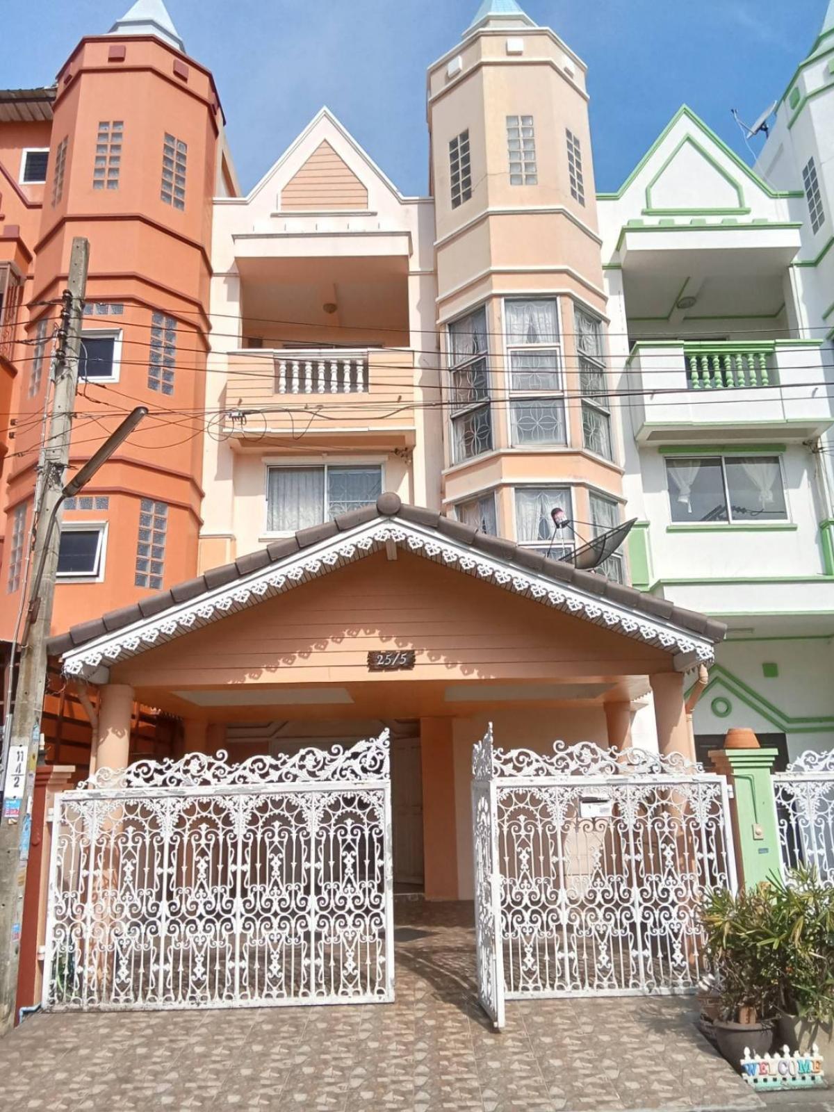 For SaleTownhouseBang kae, Phetkasem : Selling a townhouse in good condition. The owner has never rented it out. Living there himself. Selling below market price. Cash price can be further reduced. Investors can negotiate if the closing price is really fast. No renovation contracts before tran