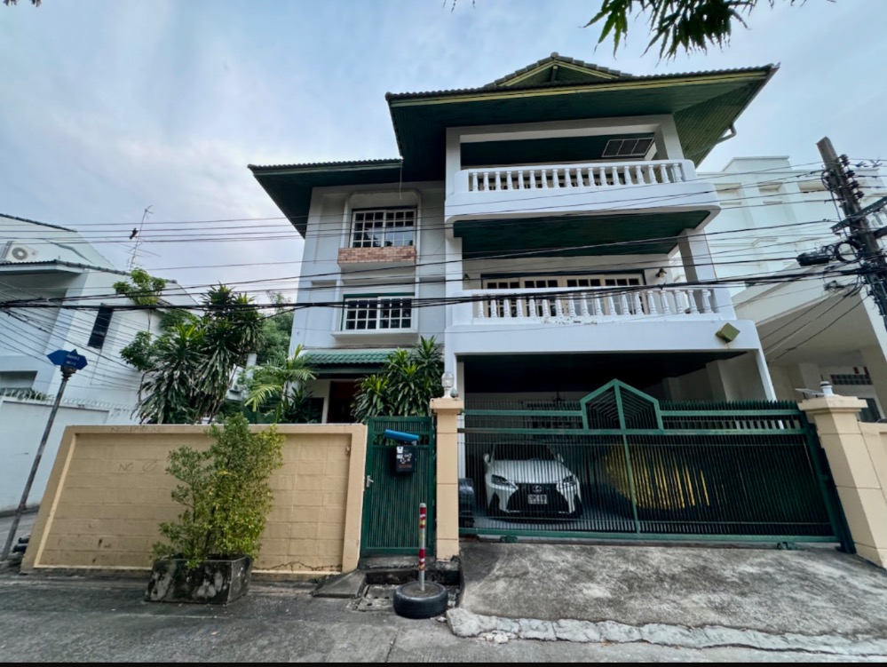 For RentHouseSathorn, Narathiwat : Single house for rent, 3 floors, near Sathorn, beautiful, ready to move in, in the heart of Bangkok, near One Bangkok. Interested, add Line @841qqlnr