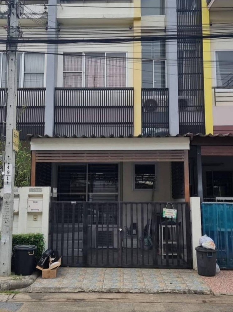 For RentTownhouseMin Buri, Romklao : For rent, 3-storey townhouse, Ramkhamhaeng (Soi Mistine), 3 bedrooms, has a rooftop for parties/viewing, near Sammakorn Market, Triam Udom Suksa School, Heatfield International School, Kasemrad Hospital *Cats allowed*