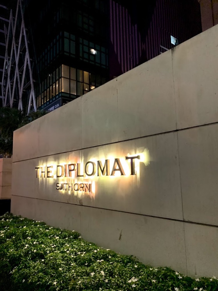 ให้เช่าคอนโดสาทร นราธิวาส : 🔥 พลาดไม่ได้ ลดราคาโหด! 🔥🏙️ The Diplomat Sathorn  2 ห้องนอน | 2 ห้องน้ำ | ขนาด 67 ตร.ม. 💸 เช่าเพียง 43,000 บาท/เดือน (ราคาต่อรองได้!) 📞 Call: 086-746-8882 (K. Cooper)