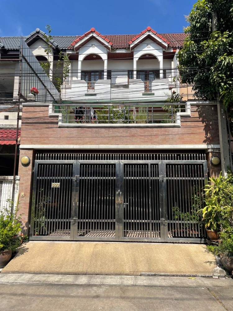 For SaleTownhousePattanakan, Srinakarin : For sale: Townhouse, 3 bedrooms, 3 bathrooms, Thitiporn Village, good location in the middle of the city, very convenient to travel.