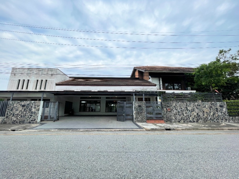 For RentHouseChachoengsao : For rent, luxury 3-storey single house, Wichitra Thani Bangna-Trat project, Km.36 Zone near the lake For a luxurious life In a quiet atmosphere Convenient travel into the city Near the expressway Burapha Withi Industrial