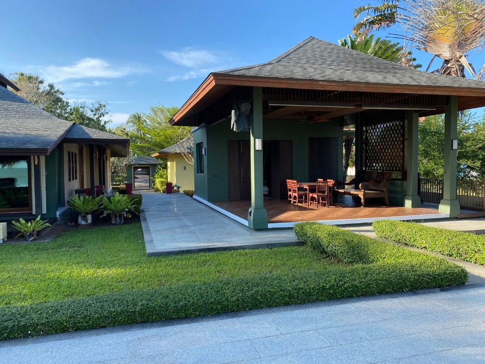 For SaleHouseHuahin, Prachuap Khiri Khan, Pran Buri : House with land next to the sea in Kui Buri, area of ​​over 2 rai, private beach over 30 meters long, red Garuda title deed, ready to transfer ownership.