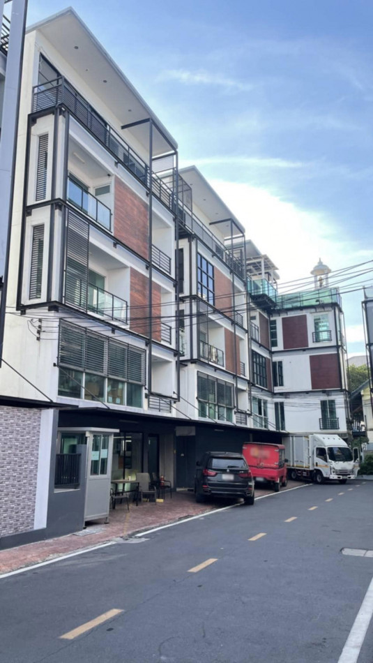 For SaleHome OfficeLadprao101, Happy Land, The Mall Bang Kapi : For sale: Home office, Ekkamai-Ram Intra expressway, area 106.5 sq.wa, 5 floors, usable area 1146 sq.m., 9 bedrooms, 18 bathrooms, parking for 12 cars.