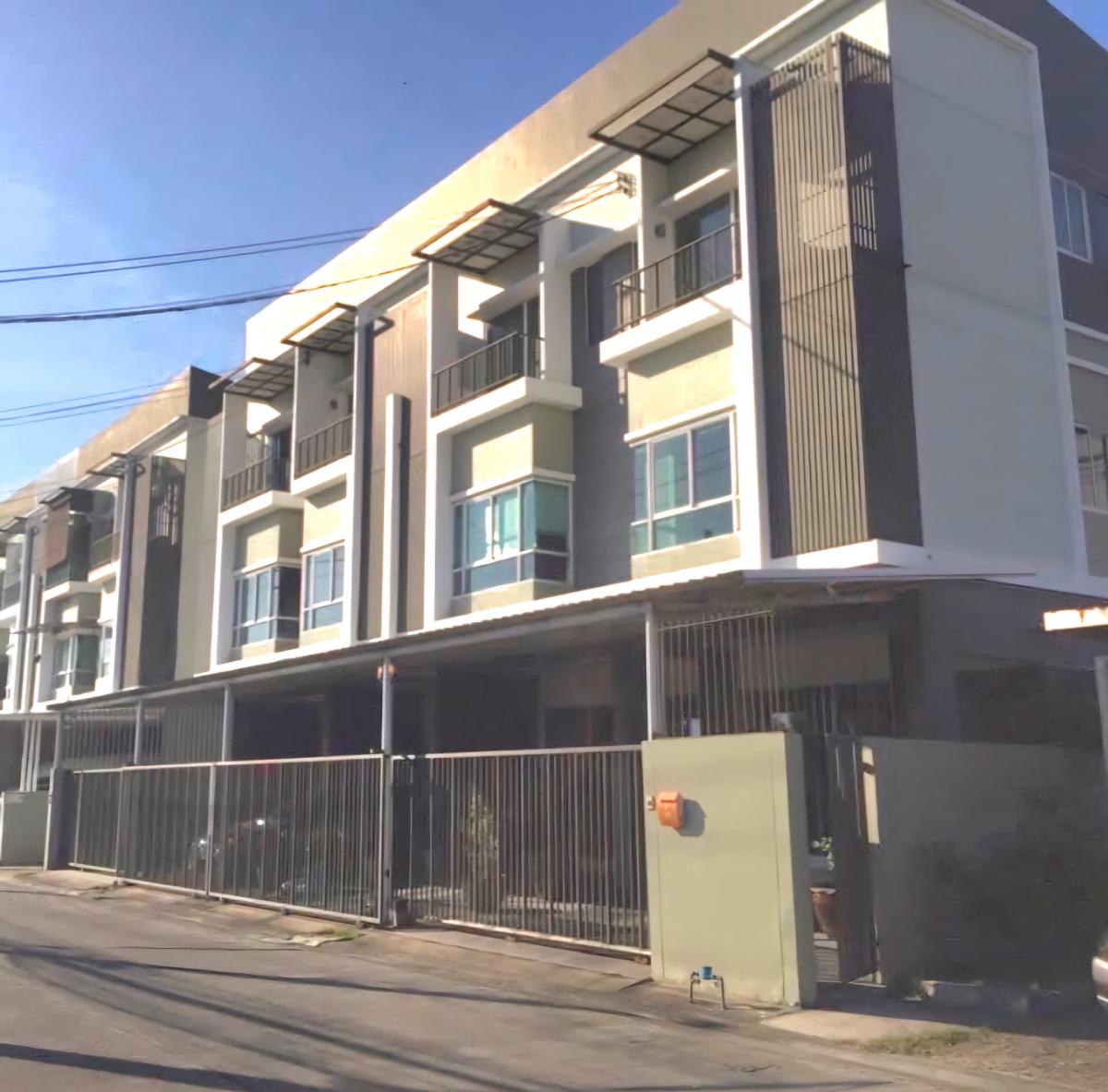 For RentTownhomeMin Buri, Romklao : Townhouse for rent, 3 floors, 30 sq m, on Ramkhamhaeng Road, near The Paseo