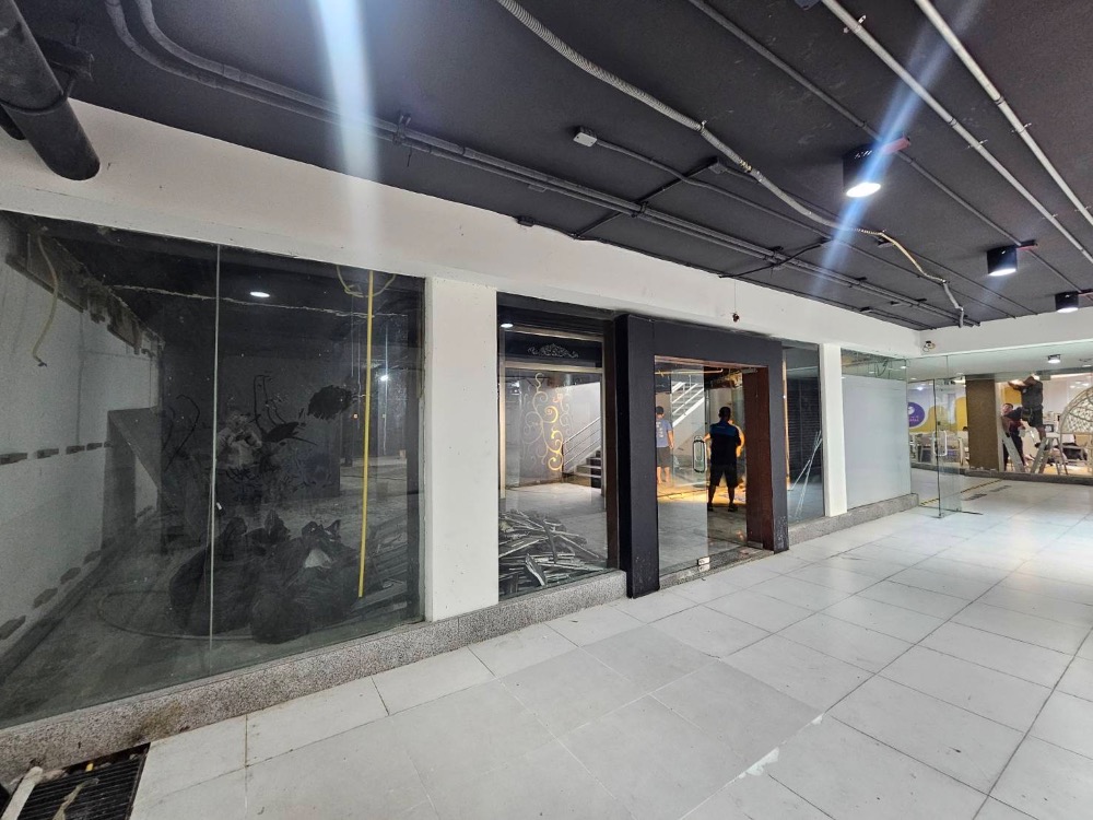 For RentRetailNana, North Nana,Sukhumvit13, Soi Nana : Prime Retail Space over 300 Sqm available for rent at Park Ploenchit