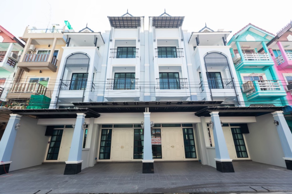 For SaleHome OfficeCha-am Phetchaburi : Urgent sale, seafront building with sky swimming pool, renovated, Cha-am South, 3 and a half floors