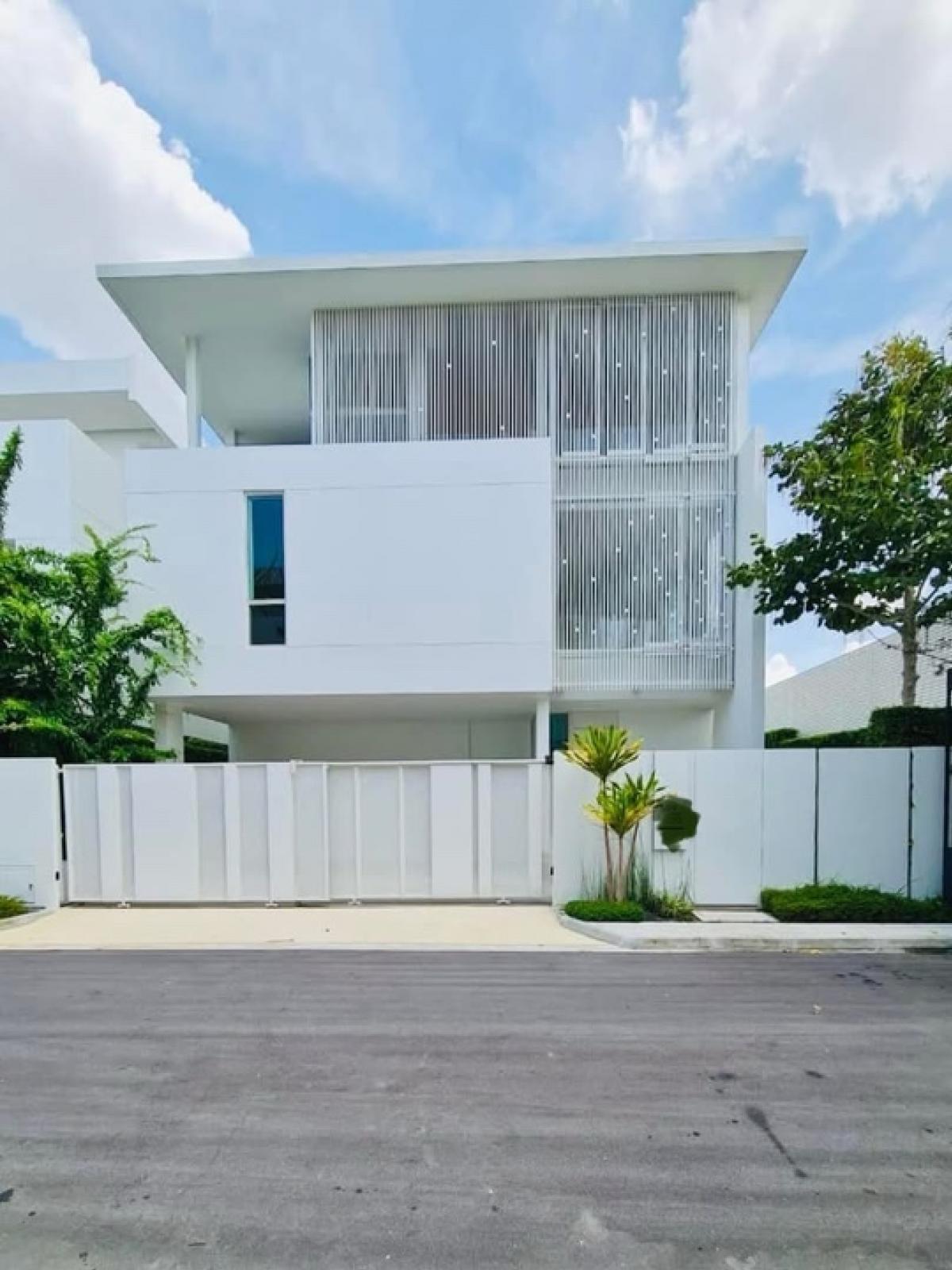 ให้เช่าบ้านเลียบทางด่วนรามอินทรา : 📢👇 Luxury 3-story house with an elevator at Vive Ekamai Ramintra, nice modern decoration, fully furnished , near express way