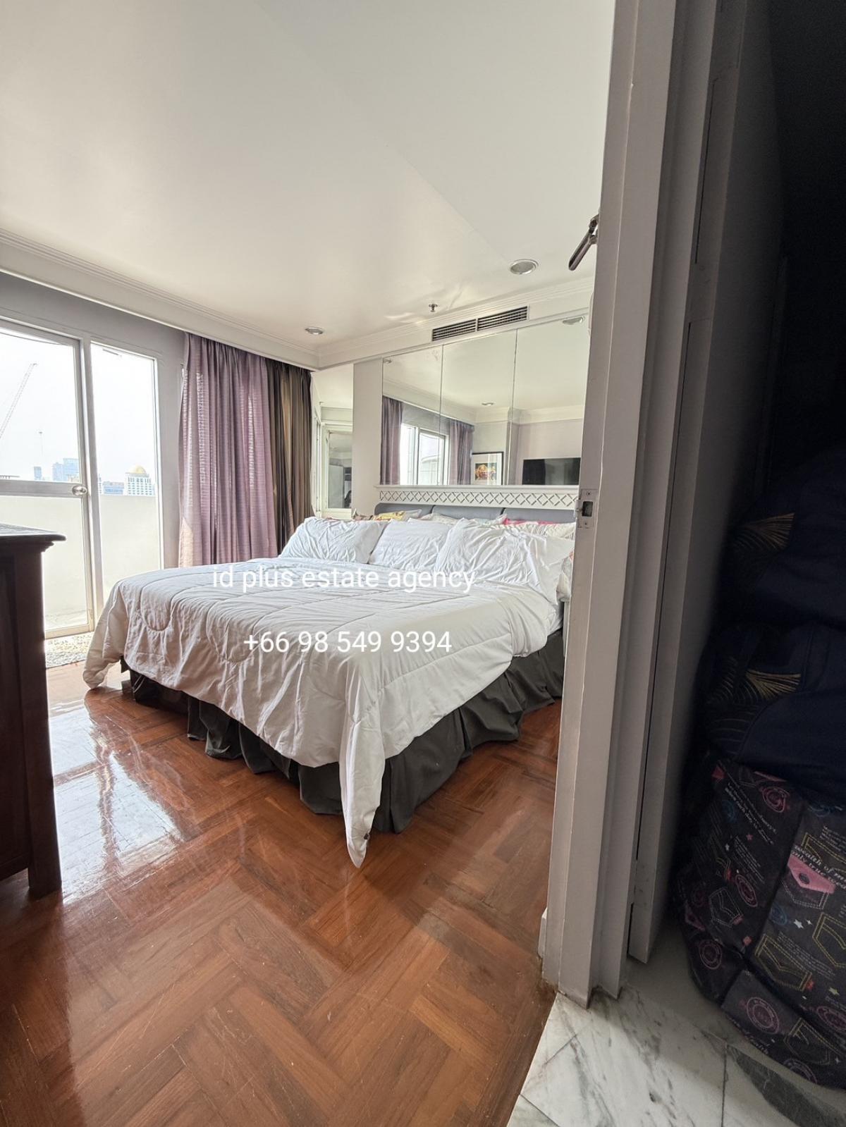 For RentCondoWitthayu, Chidlom, Langsuan, Ploenchit : The room owner allowed small pet friendly Near BTS Ploenchit Condo for rent : 3 bedrooms 2 bathrooms for 120 sqm. On 33rd floor.With fully furnished and electrical appliances. Near BTS Ploenchit.Rental only for 52,000 / m. ( Negotiate )