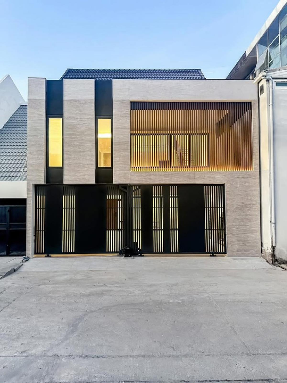 For SaleTownhouseOnnut, Udomsuk : 📢👇 2.5-Story Townhome
Renovated by a specialized engineer, corner unit.
Concept: Modern Luxury
•  EV Charger compatible
•  Side garden
•  No facing neighbors
•  Wide house alley
•  Close to Glow Building, Sukhumvit 71