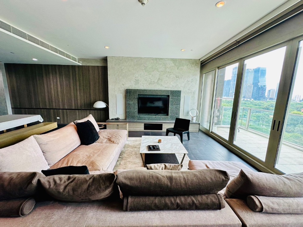 For RentCondoWitthayu, Chidlom, Langsuan, Ploenchit : 📌Condo for rent 185 Rajadamri, size 2 bedrooms, 2 bathrooms, 135 sq m., rent price 155,000 baht, ready to move in, fully furnished, luxury room, beautiful common area, very good location, near BTS Ratchadamri Call: 088-753-2858 Prai