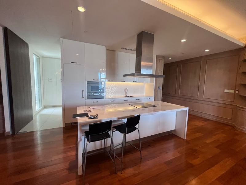 For RentCondoWitthayu, Chidlom, Langsuan, Ploenchit : 📌Condo for rent 185 Rajadamri, size 4 bedrooms, 5 bathrooms, 299 sq m., rent price 280,000 baht, ready to move in, fully furnished, luxury room, beautiful common area, very good location, near BTS Ratchadamri ☎️ 088-753-2858 Prai