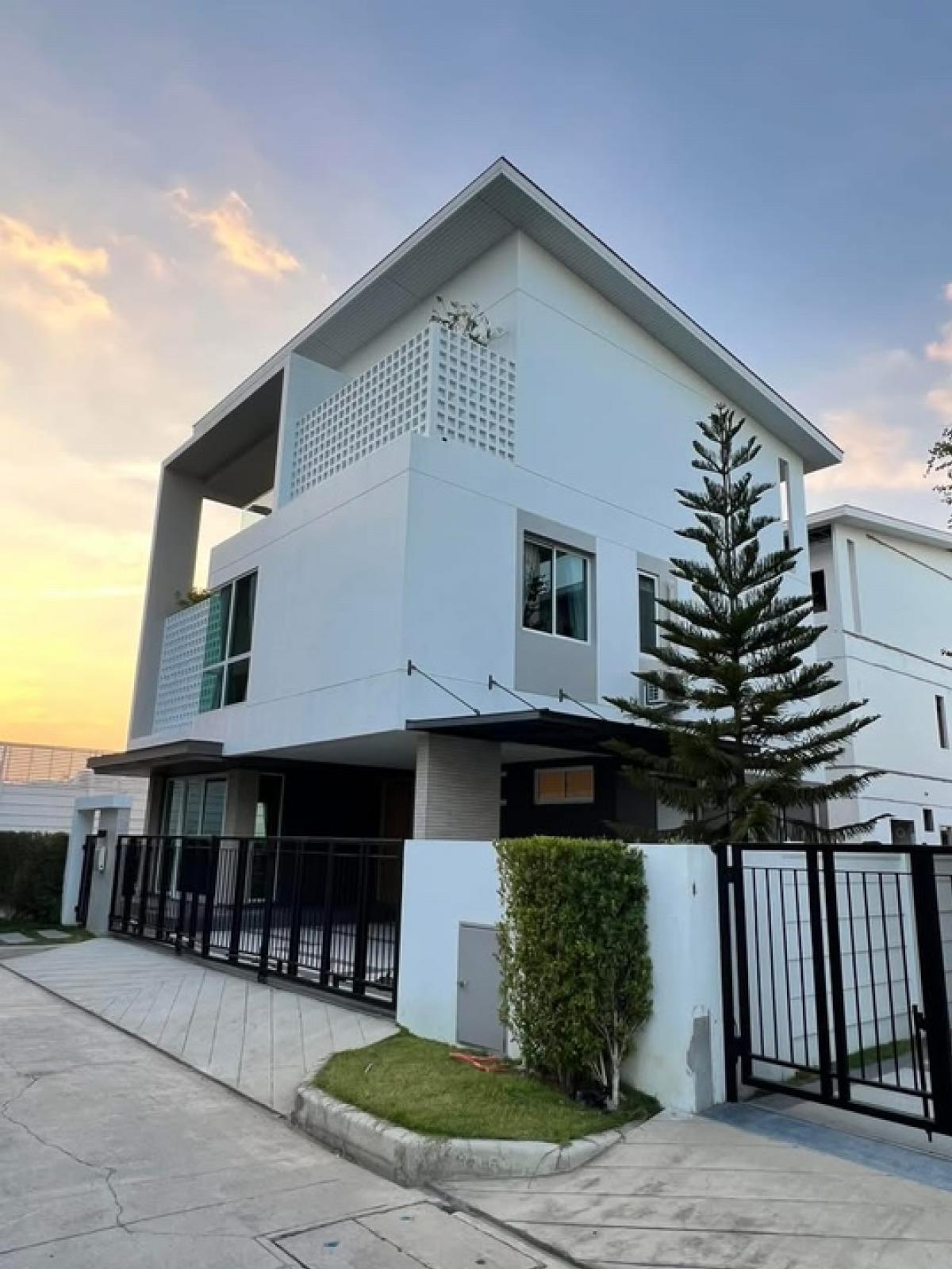 ให้เช่าบ้านพัฒนาการ ศรีนครินทร์ : 📢👇 A brand-new 3-story house with a spacious design,  and a large yard surrounding the house at Nirvana Absolute Krungthep Kreetha, near Brighton College International School,  Wellington College International School