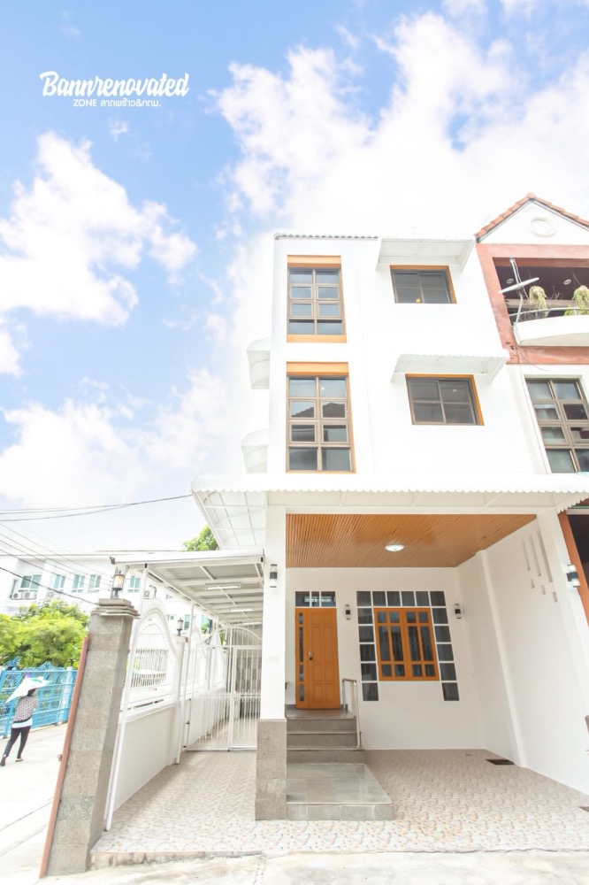 For SaleTownhouseChokchai 4, Ladprao 71, Ladprao 48, : 🏡 3.5-storey townhouse with 3 bedrooms, 3 bathrooms, Chokchai 4 location, Soi 92, beautifully renovated, minimalist, corner house, large, size 23 sq m., split-level house, parking for 2 cars, near MRT Lat Phrao and the Yellow Line, price only 5.9 million 