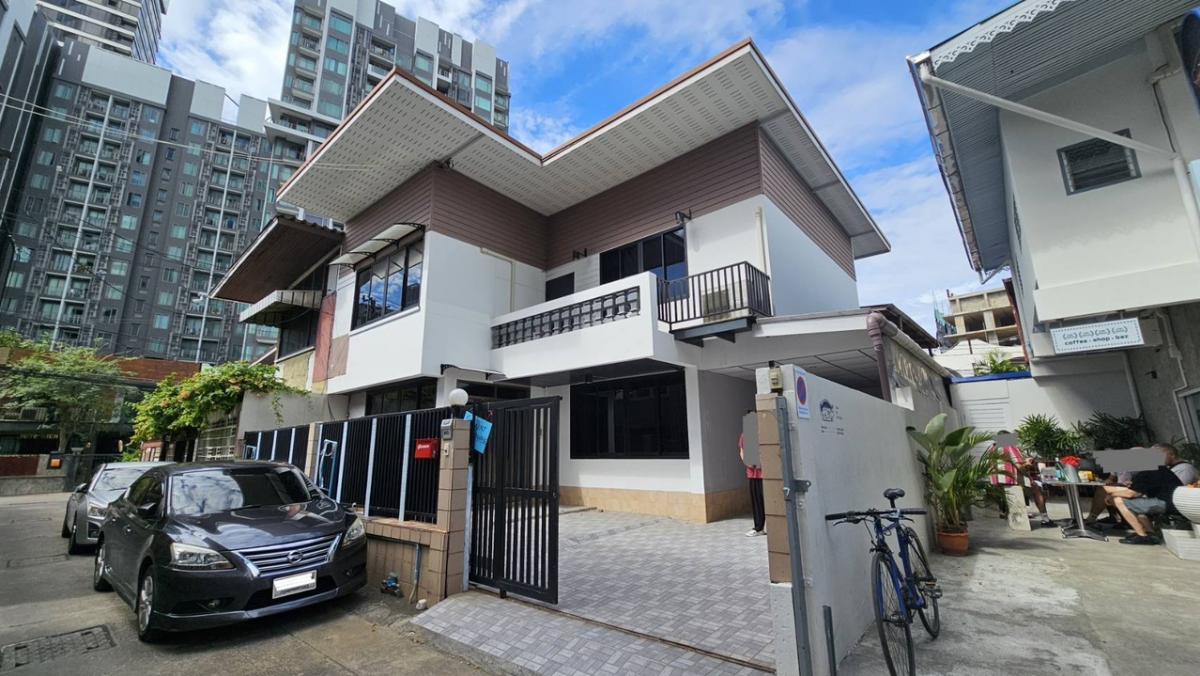 ให้เช่าบ้านสุขุมวิท อโศก ทองหล่อ : Home office in Ekkamai 12 3beds 2baths + 1maid with restroom