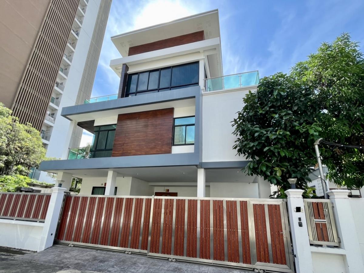 For SaleHouseRatchadapisek, Huaikwang, Suttisan : Single house for sale on Ratchada Road, Huai Khwang, Soi Pracha Uthit 5, Wisutthi Niwet, near Huai Khwang Intersection, Meng Jai, 100 meters into the alley, 550 square meters