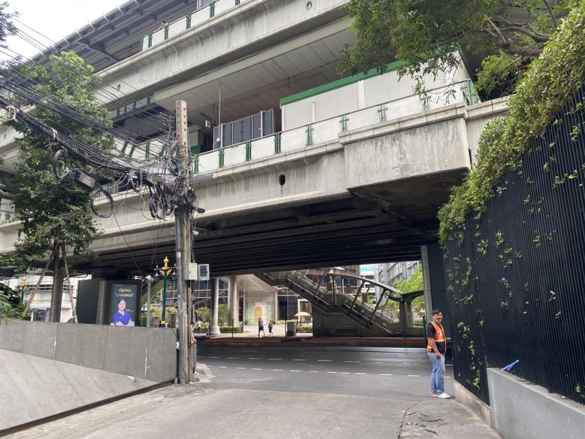 ขายคอนโดสุขุมวิท อโศก ทองหล่อ : let's look at my friend's room at Saran Mansion The project is a 23-story building.My friend's room is on the 22nd floor.1 bedroom, 1 bathroom, 1 living room, 1 parking spaceWith air conditioner, furniture for freeAir flows in and out all t