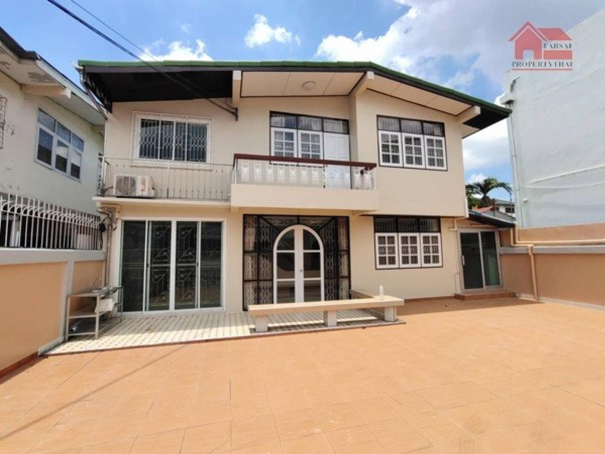 For RentHouseLadprao101, Happy Land, The Mall Bang Kapi : Single house for rent, 2 floors, area 60 sq m, usable area 220 sq m, 6 bedrooms, 3 bathrooms, air conditioner, Lat Phrao Road, Bang Kapi District, rental price 30,000 baht/month