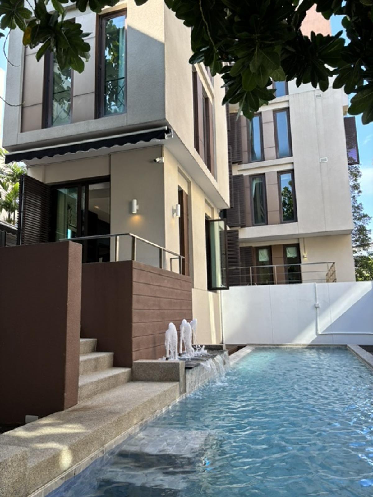 ให้เช่าคอนโดสาทร นราธิวาส : 🐝 Luxury Living: 3BR Pool villa | 150K Rental fee in Sathorn I only 10 min drive to ONE BANGKOK !! 🐝