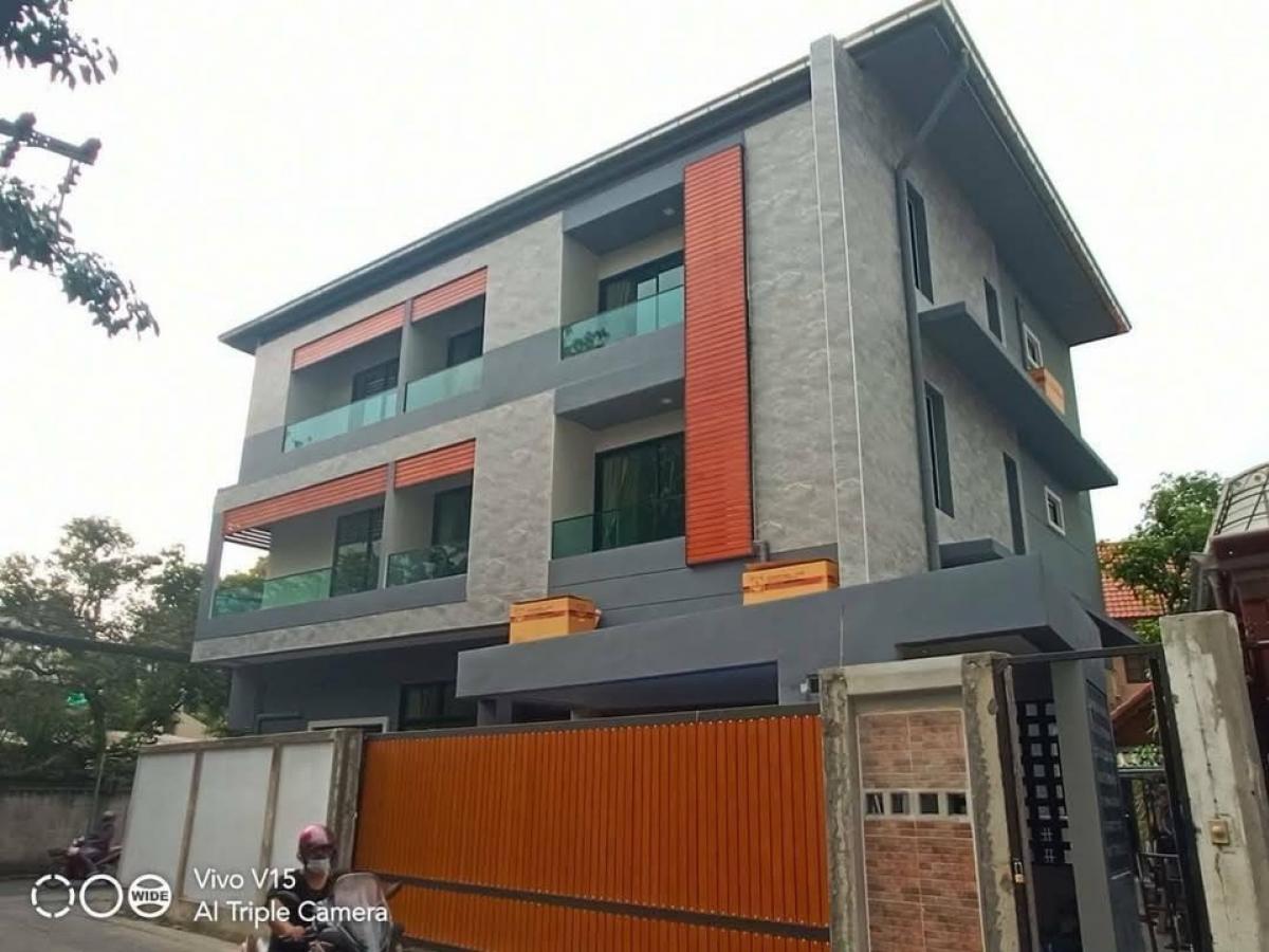 For RentHouseRatchadapisek, Huaikwang, Suttisan : 3-storey house for rent, Huai Khwang