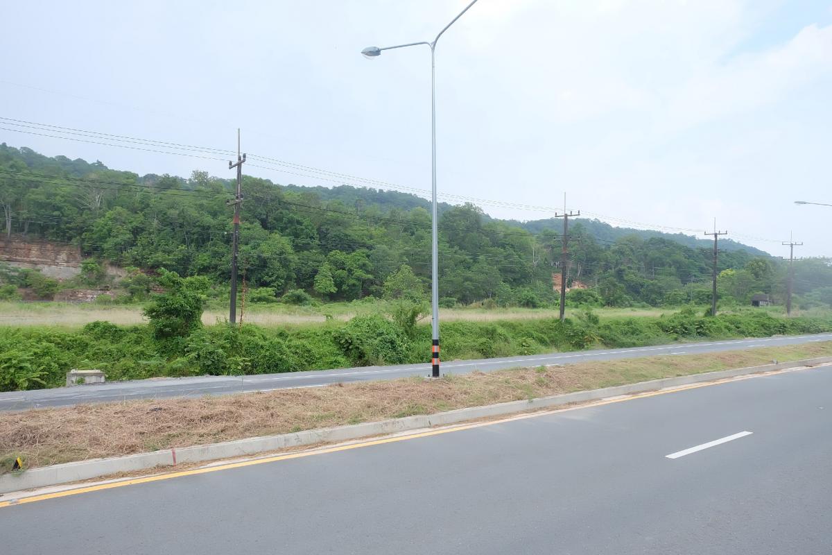 For SaleLandTrat : Land next to Sukhumvit Road, Khlong Yai, Trat, is a car repair shop.