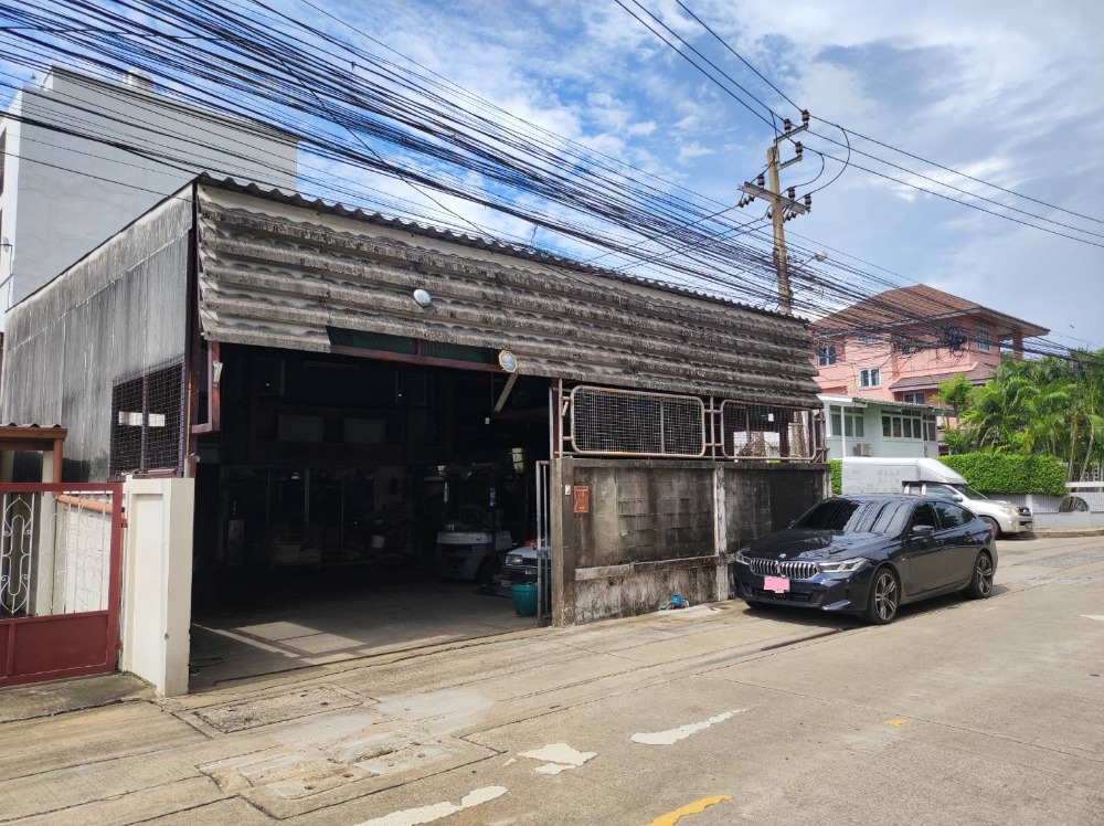 For RentWarehouseRama9, Petchburi, RCA : Warehouse with 2-storey office, corner room, good location, for rent, Rama 9-Pattanakarn area, near The Nine Center Rama 9, only 1 km.