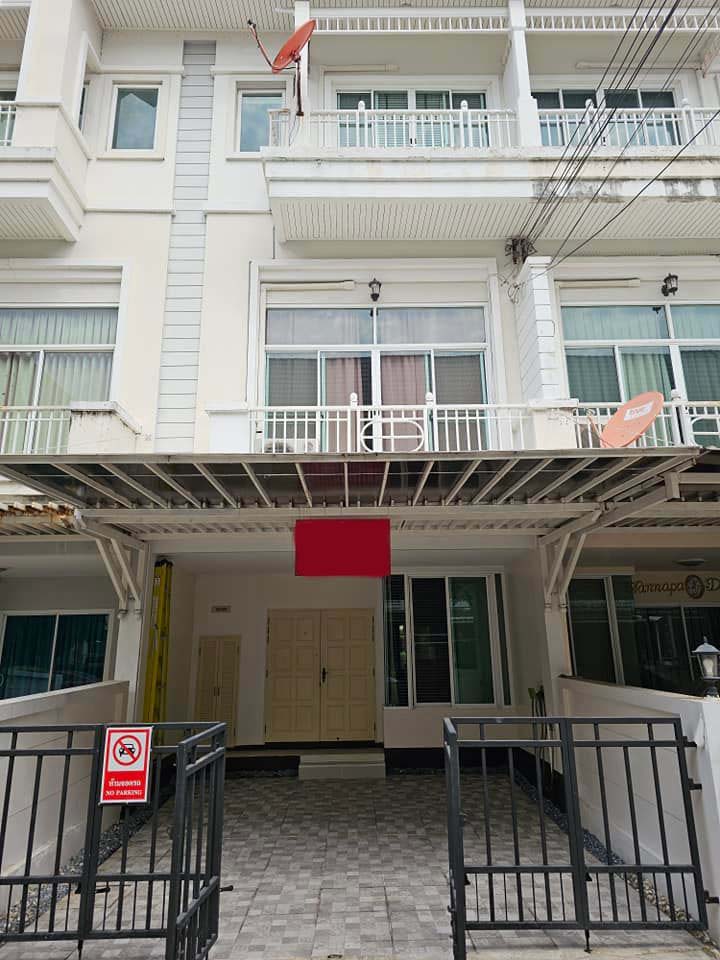 For RentTownhousePattanakan, Srinakarin : 3-storey townhouse with furniture, beautifully decorated, for rent in Prawet-Pattanakarn area, near Stamford International University, only 400 meters away.