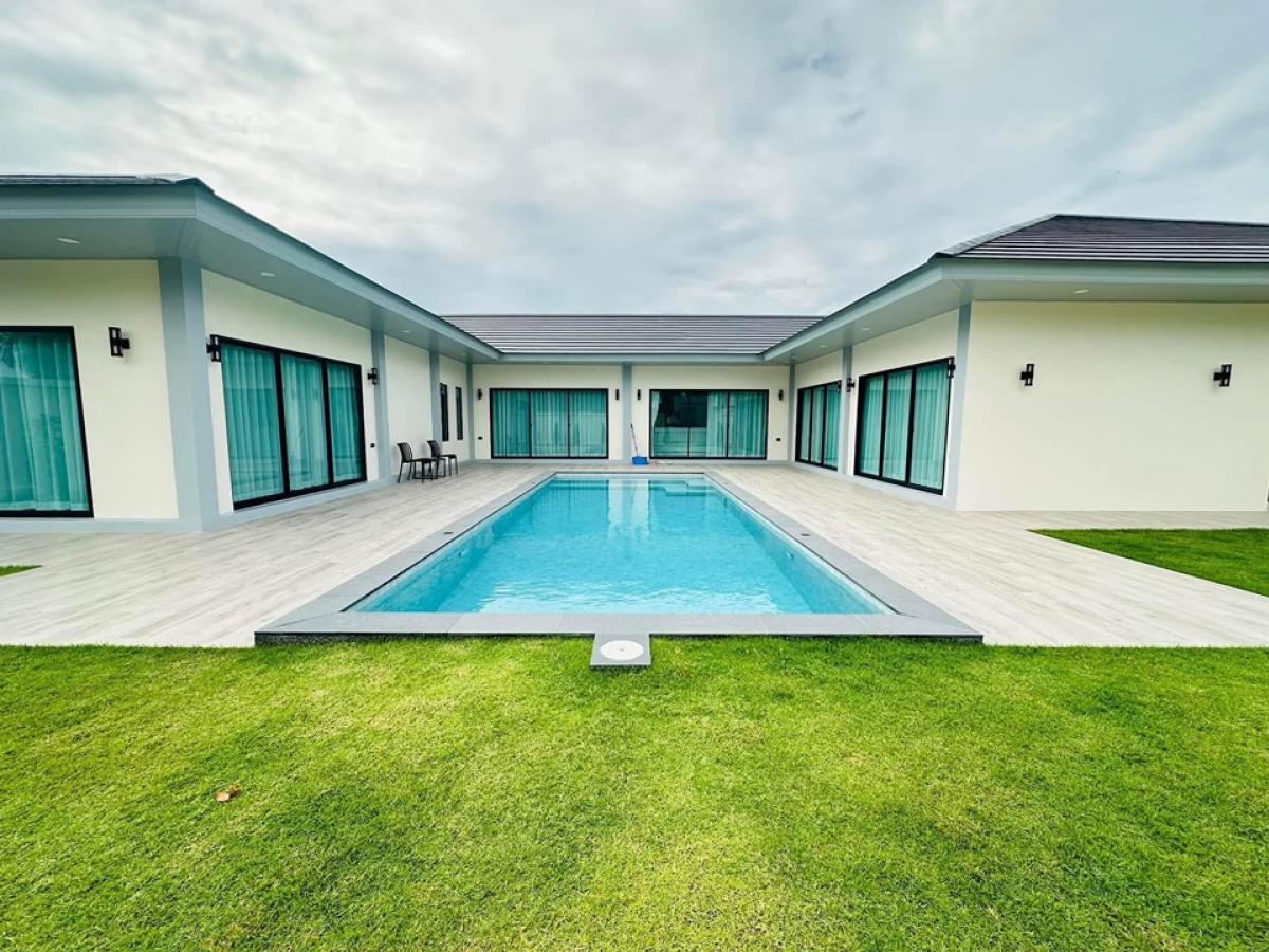 For SalePattaya, Bangsaen, Chonburi : 📢👇 Selling a luxury modern pool villa, the best location in Huai Yai, Pattaya, Chonburi, only 5 minutes from Jomtien Beach, near the motorway.